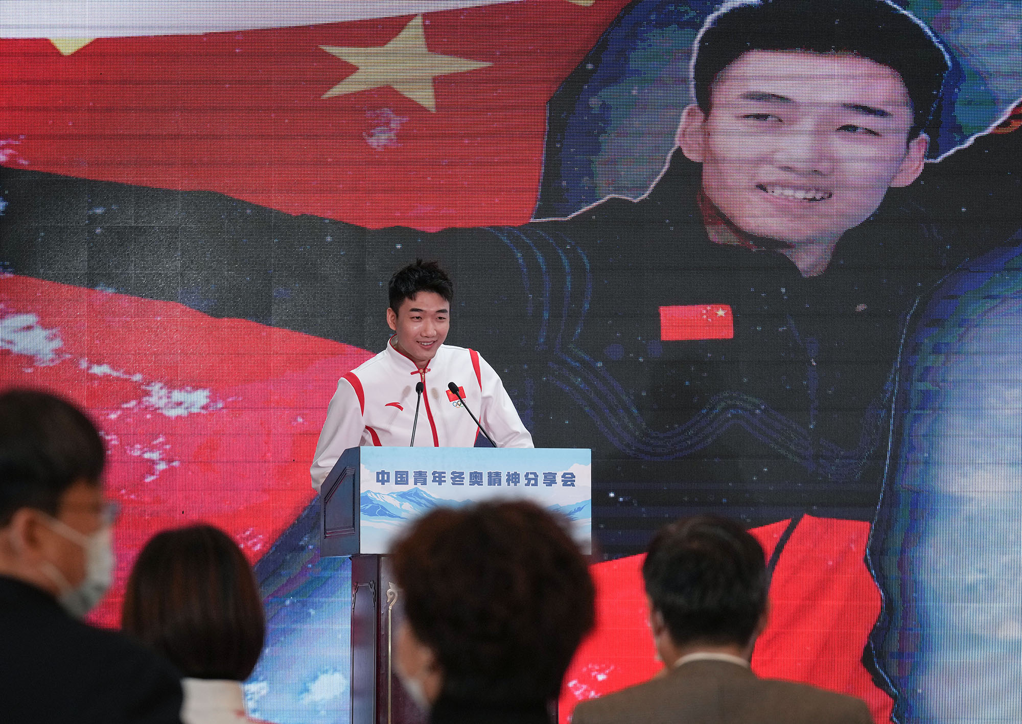 4月13日下午，北京，“中国青年冬奥精神分享会”上，主持人介绍闫卓等参会的2022年北京冬奥、冬残奥冠军。当日，3位北京冬奥会冠军武大靖、高亭宇、韩聪和3位北京冬残奥会冠军杨洪琼、闫卓、陈建新出席“中国青年冬奥精神分享会”，讲述自己的体育人生。中青报·中青网记者 李峥苨/摄