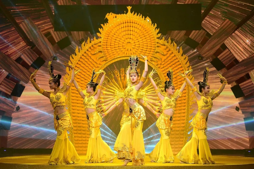 国民闺女关晓彤上热搜，原因是被被残疾人艺术